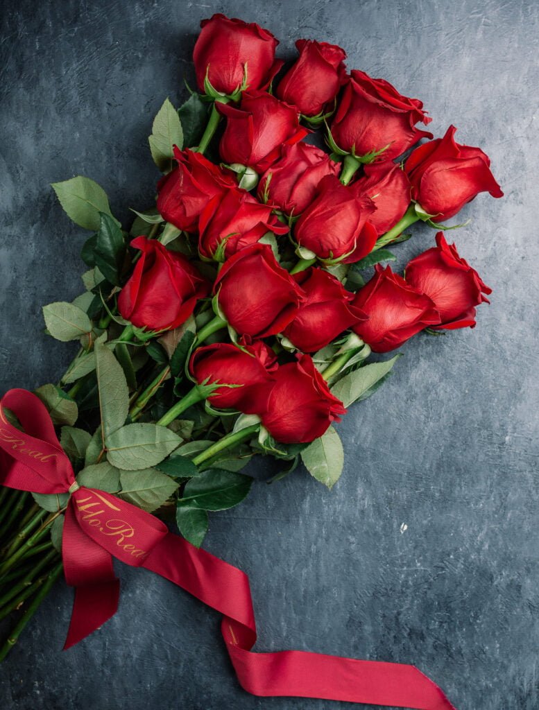 red roses bouquet table